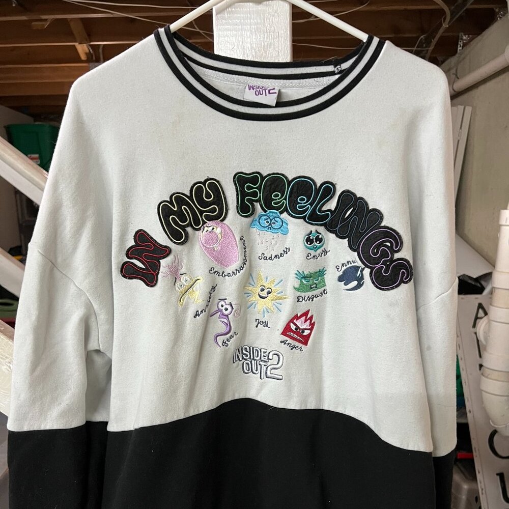 Disney Inside Out 2 Sweatshirt – Size Large🎭💙💜